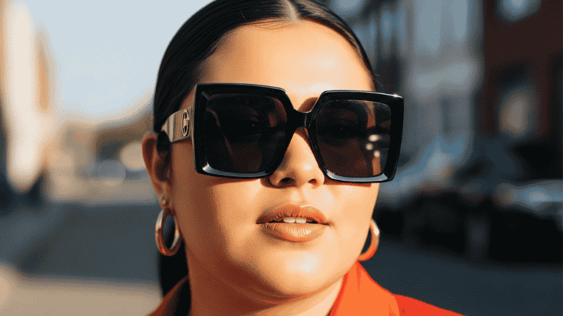 Persona con rostro redondo usando gafas de sol cuadradas angulares